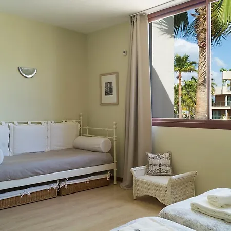 Holiday Riviera Beach אסטפונה